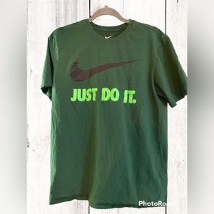 Men’s size large Nike T-shirt in hunter green